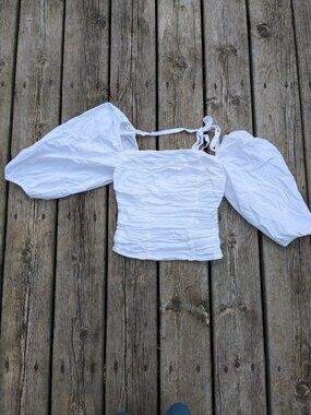 Women's Medium White Puffed Sleeve Top